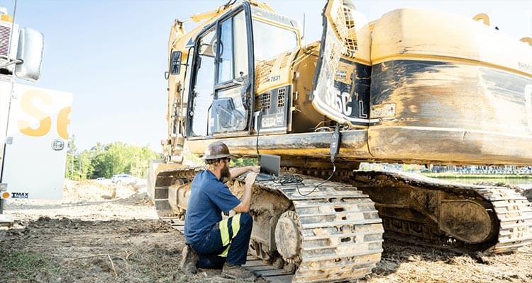 Carter Technician Running Diagnostics on 325C Excavator